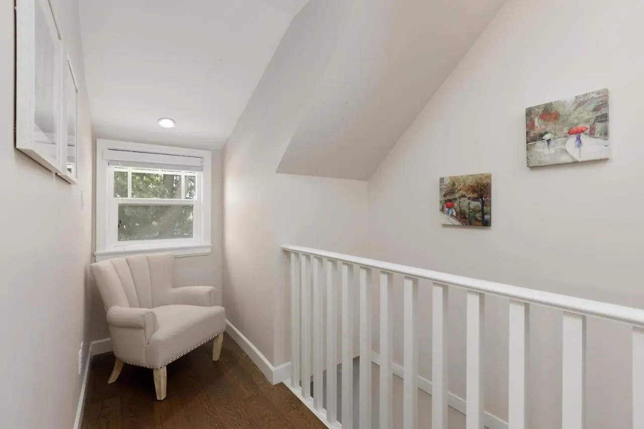 Cozy 4-Bedroom Home In Vancouver 0*,  Kanada