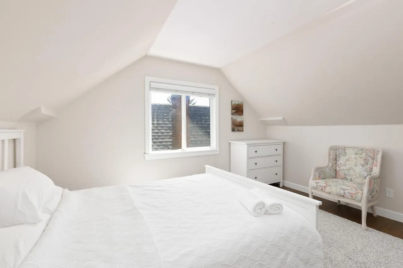 Cozy 4-Bedroom Home In Vancouver Semesterbostad